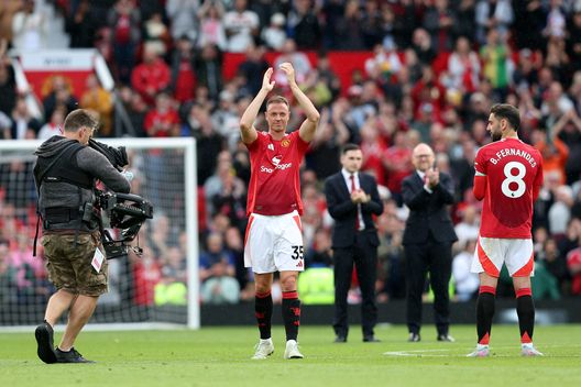 MANCHESTER, INGHILTERRA - 25 MAGGIO: Jonny Evans del Manchester United saluta il pubblico dopo la sua ultima partita con il club durante la partita di Premier League tra Manchester United FC e Aston Villa FC all'Old Trafford il 25 maggio 2025 a Manchester, Inghilterra. (Foto di Matt McNulty/Getty Images) Jonny Evans, nuovo ruolo al Manchester United: guiderà il settore prestiti e crescita- immagine 2