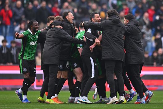 SASSUOLO, ITALY - MARCH 01: Fabio Grosso head coach of US Sassuolo celebrates with his team during the Serie A match between US Sassuolo Calcio and Atalanta BC at Mapei Stadium Citta del Tricolore on March 01, 2026 in Sassuolo, Italy. (Photo by Alessandro Sabattini/Getty Images)