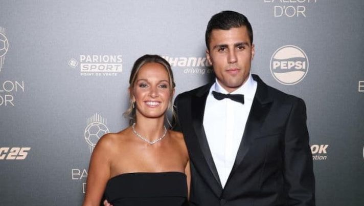 Rodri sul palco del Pallone d’oro: “Ringrazio Laura, la persona più importante della mia vita” - immagine 1