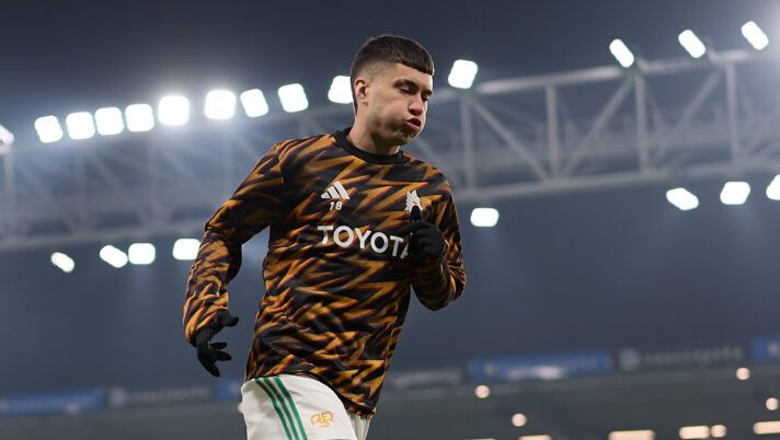 BERGAMO, ITALY - JANUARY 03: Matías Soulé of AS Roma warms up prior to the Serie A match between Atalanta BC and AS Roma at New Balance Arena on January 03, 2026 in Bergamo, Italy. (Photo by Emmanuele Ciancaglini/Getty Images) Lecce-Roma, formazioni ufficiali: la scelta su Soulé! Per Dybala, Ferguson, Rensch, Camarda e Sottil… - immagine 1