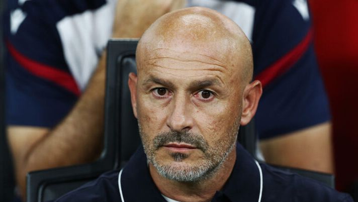 MILAN, ITALY - SEPTEMBER 14: Vincenzo Italiano, Head Coach of Bologna, looks on prior to the Serie A match between AC Milan and Bologna FC 1909 at Giuseppe Meazza Stadium on September 14, 2025 in Milan, Italy. (Photo by Marco Luzzani/Getty Images) Italiano: “Ritroveremo il vero Odgaard, ecco quando! Bernardeschi ci darà soddisfazioni” - immagine 1