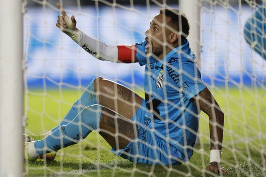 Neymar dopo il gol di mano, una volta capita l'intenzione dell'arbitro di espellerlo. (Foto di Miguel Schincariol/Getty Images) Neymar, gol di mano e cartellino rosso: ora il futuro con il Santos è in bilico- immagine 3