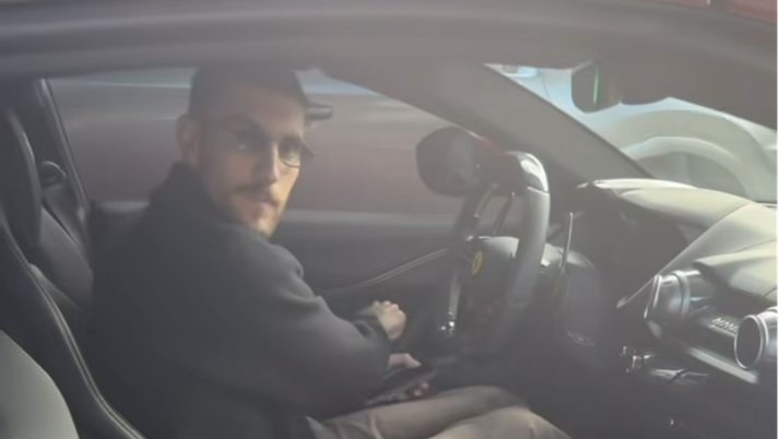 Wesley arriva a Trigoria sulla Ferrari di Pellegrini: “Grazie mille” - immagine 1