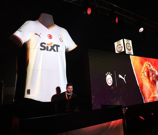 Galatasaray, ecco le tre nuove maglie: Mauro Icardi tra i testimonial- immagine 3