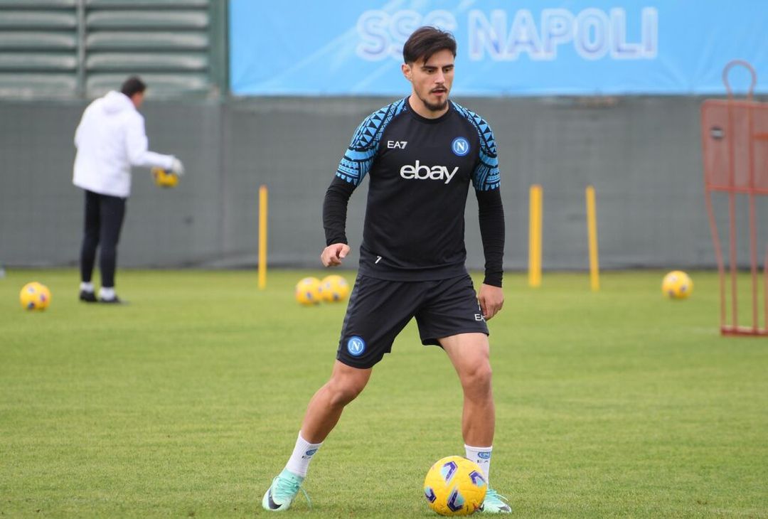 Il Napoli si è allenato questa mattina a Castel Volturno: la squadra prepara la sfida con l'Empoli con grinta e concentrazione. Tutte le foto della seduta.