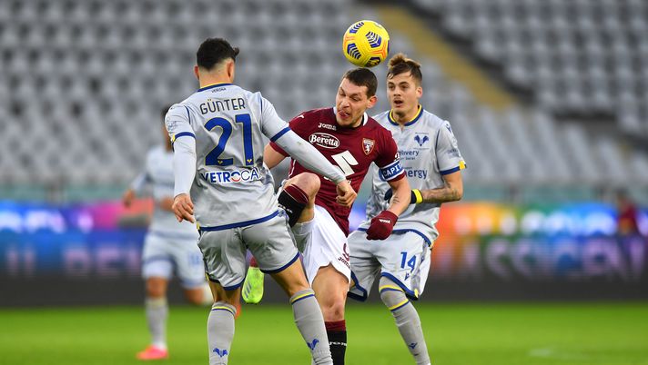 TURIN, ITALY - JANUARY 06: Andrea Belotti of Torino F.C. battles for possession with Koray Guenter of Hellas Verona F.C. during the Serie A match between Torino FC and Hellas Verona FC at Stadio Olimpico di Torino on January 06, 2021 in Turin, Italy. Sporting stadiums around Italy remain under strict restrictions due to the Coronavirus Pandemic as Government social distancing laws prohibit fans inside venues resulting in games being played behind closed doors. (Photo by Valerio Pennicino/Getty Images) Verona-Torino, i granata incrociano gli scaligeri in un momento favorevole - immagine 1