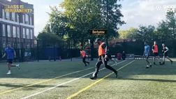 Si traveste e va a giocare al campetto: il prank di Berbatov diventa virale