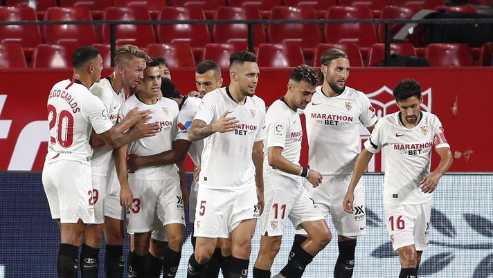 SEVILLE, SPAIN - JULY 19: Sergio Reguilon of Sevilla FC celebrates with teammates after scoring his sides first goal during the Liga match between Sevilla FC and Valencia CF at Estadio Ramon Sanchez Pizjuan on July 19, 2020 in Seville, Spain. Football Stadiums around Europe remain empty due to the Coronavirus Pandemic as Government social distancing laws prohibit fans inside venues resulting in all fixtures being played behind closed doors. (Photo by Fran Santiago/Getty Images) Siviglia