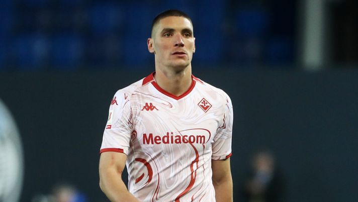 BERGAMO, ITALY - APRIL 24: Nikola Milenkovic of ACF Fiorentina looks on as he leaves the pitch after receiving a red card during the Coppa Italia Semi-final second leg match between Atalanta and ACF Fiorentina at Stadio Atleti Azzurri d'Italia on April 24, 2024 in Bergamo, Italy. (Photo by Marco Luzzani/Getty Images) Milenkovic e quel “lascia andare l’attaccante”. Martinez Quarta padrone - immagine 1
