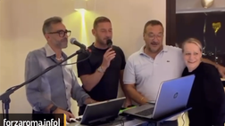 VIDEO – Totti canta ‘Felicità’ e imita Albano: show al karaoke con la famiglia