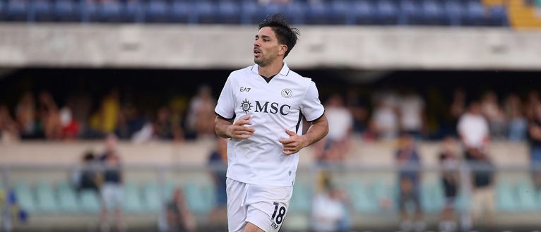 VERONA, ITALY - AUGUST 18: Giovanni Simeone of Napoli SSC looks on during the Serie A match between Hellas Verona and Napoli at Stadio Marcantonio Bentegodi on August 18, 2024 in Verona, Italy. (Photo by Emmanuele Ciancaglini/Getty Images) Torino, Simeone fa visita ai granata: può essere un obiettivo di mercato- immagine 2