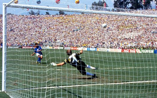 Il rigore di Baggio. (Foto di Juventus FC - Archive/Juventus FC via Getty Images) Rose Bowl: la storia dell’impianto da cui inizia il Mondiale dell’Inter- immagine 3