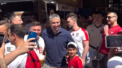 Europei, Kolarov si ferma con i tifosi prima di Danimarca-Serbia