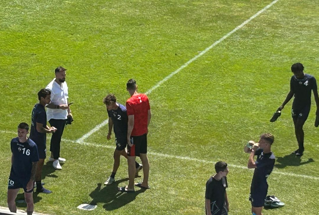 GALLERY Meret concede selfie ai calciatori della Cavese - immagine 6