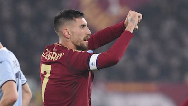 ROME, ITALY - JANUARY 05: AS Roma player Lorenzo Pellegrini celebrates during the Serie A match between AS Roma and SS Lazio at Stadio Olimpico on January 05, 2025 in Rome, Italy. (Photo by Luciano Rossi/AS Roma via Getty Images) Pellegrini: “Mou, De Rossi, fischi, spogliatoio: le mie verità! Bugie, futuro, Dybala e Cristante…” - immagine 1