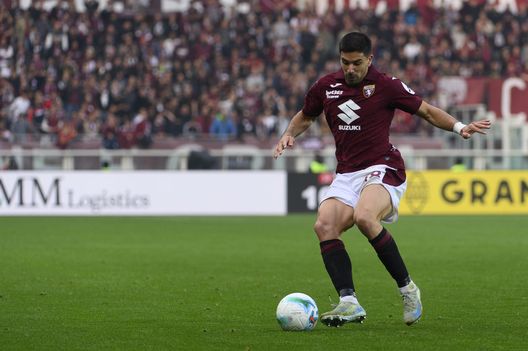 TURIN, ITALY - NOVEMBER 2: Giovanni Simeone of Torino FC in action during the Serie A match between Torino FC and Pisa SC at Stadio Olimpico Grande Torino on November 2, 2025 in Turin, Italy. (Photo by Stefano Guidi - Torino FC/Torino FC 1906 via Getty Images)