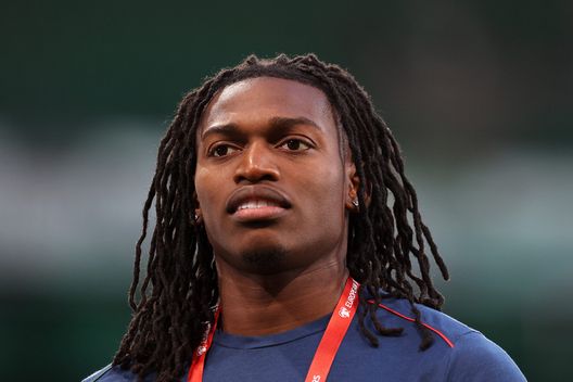 LISBON, PORTUGAL - OCTOBER 11: Rafael Leao of Portugal inspects the pitch prior to the FIFA World Cup 2026 qualifier match between Portugal and Republic of Ireland at Estadio Jose Alvalade on October 11, 2025 in Lisbon, Portugal. (Photo by Carlos Rodrigues/Getty Images) leao-infortunio-portogallo-recupero-milanello-allegri-serie-a-milan-statistiche