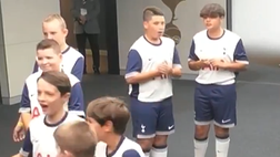 North London Derby, l’euforia dei bambini in attesa del saluto dei calciatori