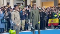 VIDEO / Sinner e Alcaraz giocano in via Roma a Torino: l’incontro con i fan