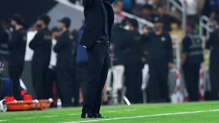 JEDDAH, SAUDI ARABIA - JANUARY 08: Diego Simeone, Head Coach of Atletico de Madrid, reacts during the Spanish Super Cup Semi-Final match between Real Madrid and Atletico Madrid at King Abdullah Sports City Hall Stadium on January 08, 2026 in Jeddah, Saudi Arabia. (Photo by Yasser Bakhsh/Getty Images) Atletico Madrid, Simeone si scusa con Florentino e Vinicius: “Ho sbagliato, non era giusto”- immagine 2