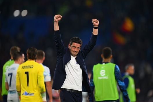 Chivu dopo la vittoria di Roma (Foto di Mattia Pistoia - Inter/Inter via Getty Images) I top e i flop della 7a giornata di Serie A: Leao c’è, tracollo Juve e tanta noia- immagine 2