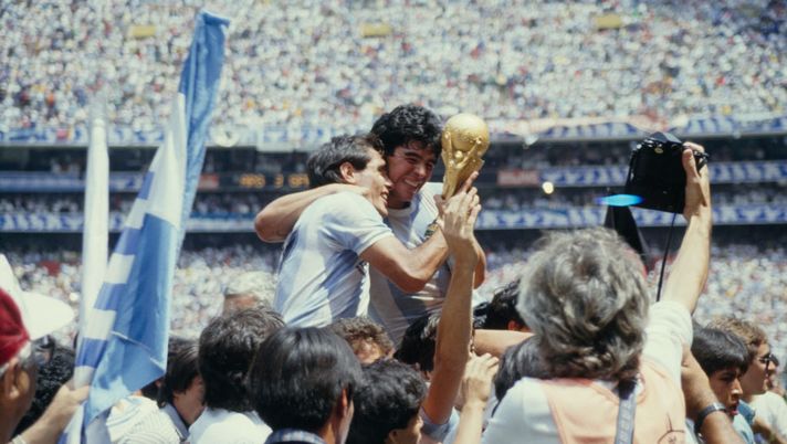 Maradona festeggia con l'Argentina. (Photo by Allsport/Getty Images/Hulton Archive) Verso la Coppa del Mondo 2026, Burruchaga ricorda Italia ’90: “Vi racconto la sfida contro l’Italia” - immagine 1