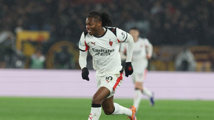ROME, ITALY - JANUARY 25: Rafael Leao of AC Milan in action during the Serie A match between AS Roma and AC Milan at Stadio Olimpico on January 25, 2026 in Rome, Italy. (Photo by Claudio Villa/AC Milan via Getty Images) Leao c’è, ma non vola: è solo una questione fisica o anche di ruolo? - immagine 1