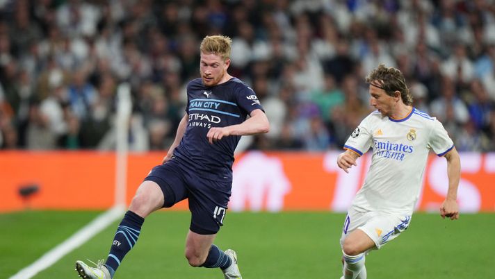 MADRID, SPAIN - MAY 04: Kevin De Bruyne of Manchester City runs with the ball whilst under pressure from Luka Modric of Real Madrid during the UEFA Champions League Semi Final Leg Two match between Real Madrid and Manchester City at Estadio Santiago Bernabeu on May 04, 2022 in Madrid, Spain. (Photo by Angel Martinez/Getty Images) kevin-de-bruyne-milan-pericoloso-nonostante-la-falsa-partenza-io-e-modric-possiamo-dare-qualcosa-di-diverso-intervista-dichiarazioni-parole-news