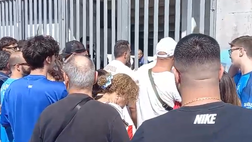 I tifosi discutono con la sicurezza fuori lo Stadio Patini: “Fate entrare i bambini”