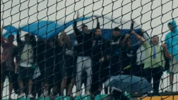 Il diluvio non ferma questi tifosi: continuano a tifare con passione al Patini