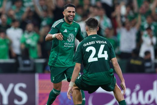 Riyad Mahrez festeggia un gol con Gabri Veiga (Photo by Yasser Bakhsh/Getty Images) Mahrez in disaccordo con Ronaldo: “Saudi League ancora dietro i migliori campionati”- immagine 2