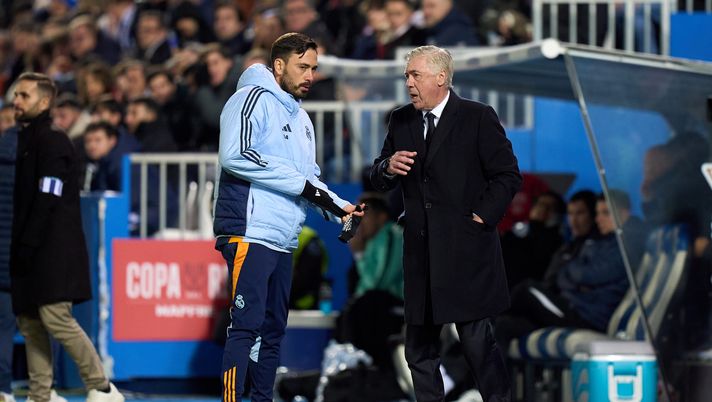 LEGANES, SPAIN - FEBRUARY 05: Carlo Ancelotti, Head Coach of Real Madrid, interacts with his assistant, Davide Ancelotti during the Copa del Rey Quarter Final match between CD Leganes and Real Madrid CF at Estadio Municipal de Butarque on February 05, 2025 in Leganes, Spain. (Photo by Angel Martinez/Getty Images) Ancelotti, conferme sull’addio al Real: c’è il Brasile. Il Lipsia pensa a suo figlio - immagine 1