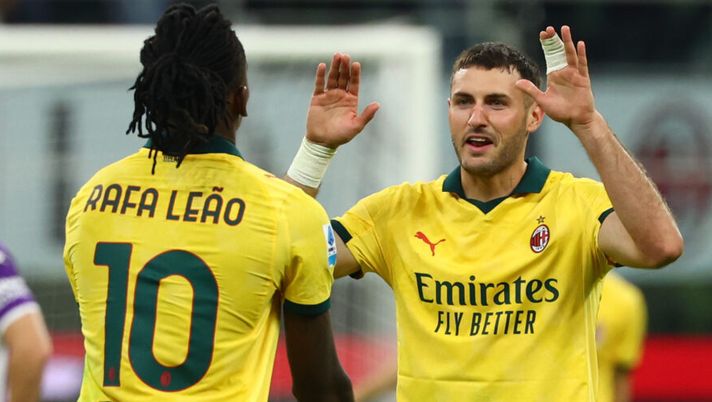 MILAN, ITALY - OCTOBER 19: Rafael Leao of AC Milan celebrates after scoring his team's second goal with teammate Santiago Gimenez during the Serie A match between AC Milan and ACF Fiorentina at Giuseppe Meazza Stadium on October 19, 2025 in Milan, Italy. (Photo by Giuseppe Cottini/AC Milan via Getty Images) Zazzaroni contro Gimenez: “Colpo mai ricevuto. Caduta antipatica e ridicola” - immagine 1