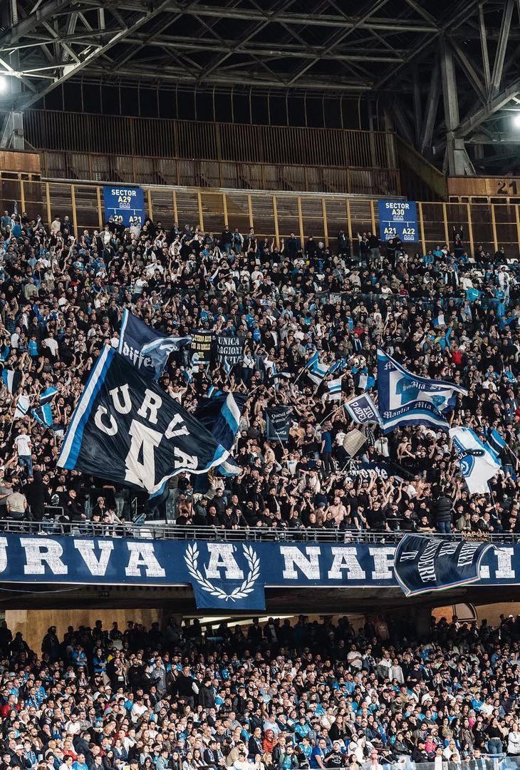 GALLERY Tutto lo stadio per sostenere il Napoli verso il sogno scudetto - immagine 6