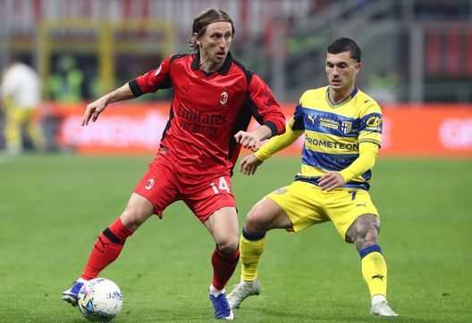 MILAN, ITALY - FEBRUARY 22: Luka Modric of AC Milan is challenged by Gabriel Strefezza of Parma Calcio during the Serie A match between AC Milan and Parma Calcio 1913 at Giuseppe Meazza Stadium on February 22, 2026 in Milan, Italy. (Photo by Marco Luzzani/Getty Images) CR7 limitato e più numeri di Gvardiol e Modric: Pongracic out, ma che Mondiale- immagine 3