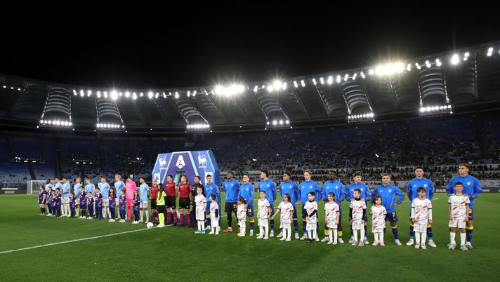ROME, ITALY - APRIL 04: Lazio and Parma Calcio 1913 players line up in front of near empty stands prior to the Serie A match between SS Lazio and Parma Calcio 1913 at Stadio Olimpico on April 04, 2026 in Rome, Italy. (Photo by Paolo Bruno/Getty Images) Lazio-Parma, l’Olimpico torna semi deserto: il dato sui tagliandi venduti - immagine 1