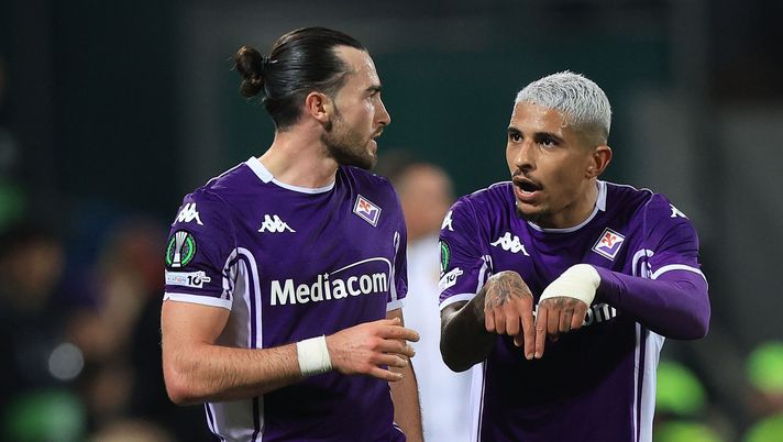 FLORENCE, ITALY - FEBRUARY 26: Jack Harrison and Domilson Cordeiro dos Santos known as Dodo of ACF Fiorentina reacts during the UEFA Conference League 2025/26 Knockout Play-off Second Leg match between ACF Fiorentina and Jagiellonia Bialystok at Stadio Artemio Franchi on February 26, 2026 in Florence, Italy. (Photo by Gabriele Maltinti/Getty Images) Conference, la Fiorentina si salva ai supplementari (2-4): Jagiellonia eliminato - immagine 1