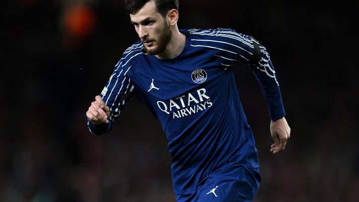 LONDON, ENGLAND - APRIL 29: Khvicha Kvaratskhelia of Paris Saint-Germain during the UEFA Champions League 2024/25 Semi Final First Leg match between Arsenal FC and Paris Saint-Germain at Emirates Stadium on April 29, 2025 in London, England. (Photo by Justin Setterfield/Getty Images) (Photo by Justin Setterfield/Getty Images) Ligue 1, Montpellier-PSG 1-4: novanta minuti in panchina per Kvaratskhelia. Le ultime - immagine 1