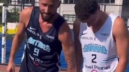 Milan, Giroud gioca con Pavard e copre lo stemma dell’Inter | Video