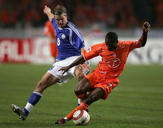 Amsterdam, Olanda - 13 ottobre 2004: Romeo Castelen dell'Olanda e Teemu Tainio della Finlandia. (Foto di Ben Radford/Getty Images) Finlandia-Olanda, statistiche e precedenti tra le due Nazionali- immagine 2