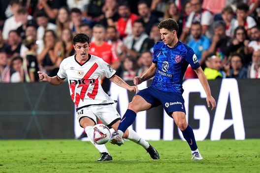 Julian Alvarez e Sergio Camello in azione durante la sfida tra Rayo Vallecano e Atlético Madrid. (Foto di Angel Martinez/Getty Images) Atletico Madrid Rayo Vallecano dove vedere