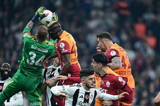 Beşiktaş trionfa nel Derby: Galatasaray KO, lotta scudetto riaperta in Turchia- immagine 3