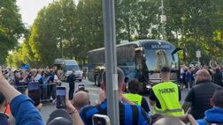 VIDEO FCIN1908 / Inter-Lazio, il pullman biancoceleste arriva a San Siro: le immagini