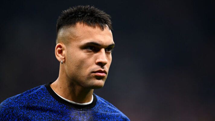 MILAN, ITALY - MARCH 17: Lautaro Martinez of FC Internazionale warms up ahead before the Serie A TIM match between FC Internazionale and SSC Napoli at Stadio Giuseppe Meazza on March 17, 2024 in Milan, Italy. (Photo by Mattia Ozbot - Inter/Inter via Getty Images) Lautaro risponde a Trevisani: “Ti sei dimenticato la Coppa del Mondo!” - immagine 1
