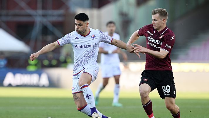SALERNO, ITALY - APRIL 21: Riccardo Sottil of ACF Fiorentina battles for possession with Mateusz Legowski of US Salernitana during the Serie A TIM match between US Salernitana and ACF Fiorentina at Stadio Arechi on April 21, 2024 in Salerno, Italy. (Photo by Francesco Pecoraro/Getty Images) (Photo by Francesco Pecoraro/Getty Images) Sottil non si butta giù: “E’ solo questione di tempo” - immagine 1