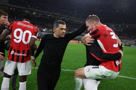 MILAN, ITALY - APRIL 23: Head coach of AC Milan Sergio Conceicao celebrates the win with Strahinja Pavlovic and Luka Jovic at the end of the Coppa Italia Semi Final match between FC Internazionale and AC Milan at Stadio Giuseppe Meazza on April 23, 2025 in Milan, Italy. (Photo by Claudio Villa/AC Milan via Getty Images) Onore a Sergio Conceicao, un uomo vero in un mondo di maschere- immagine 2