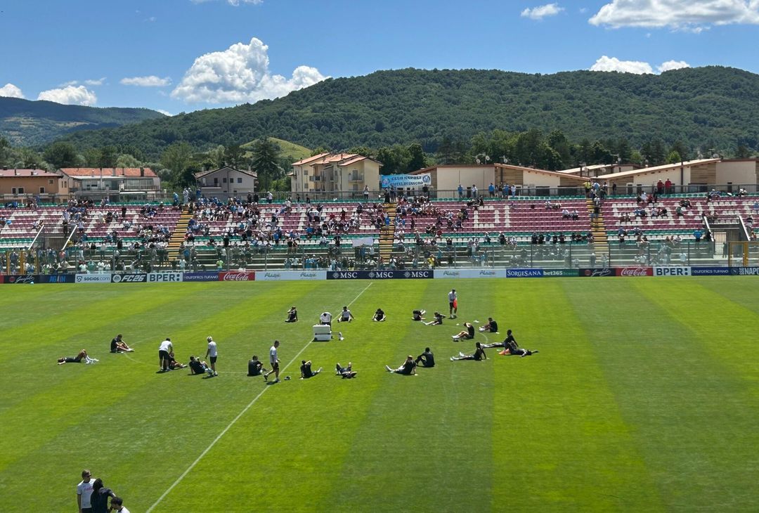 Azzurri stremati al termine del lavoro atletico: stretching finale – LA FOTOGALLERY - immagine 2