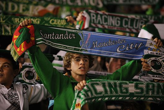 Santander, Spagna - 22 settembre 2009: Tifosi del Racing supportano la propria squadra durante il match contro il Barcellona. (Foto di Denis Doyle/Getty Images) Racing Santander, pari a testa alta: l’emozionante lettera del presidente ai tifosi- immagine 2