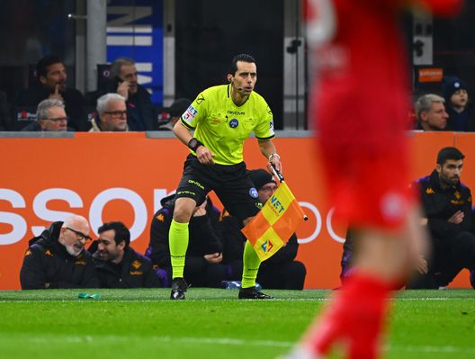 MILAN, ITALY - FEBRUARY 10: Referee Marco Scatragli in action durin the Serie A match between FC Internazionale and Fiorentina at Stadio Giuseppe Meazza on February 10, 2025 in Milan, Italy. (Photo by Mattia Pistoia - Inter/Inter via Getty Images) guardalinee inter-fiorentina