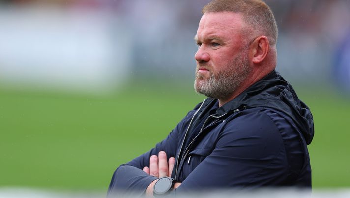 CHELTENHAM, INGHILTERRA - 20 LUGLIO: Wayne Rooney, allenatore del Plymouth Argyle, osserva la partita amichevole pre-campionato tra Cheltenham Town e Plymouth Argyle al Completely-Suzuki Stadium il 20 luglio 2024 a Cheltenham, Inghilterra. (Foto di Dan Istitene/Getty Images) Rooney Rashford